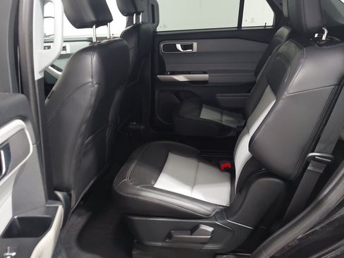 Used 2022 Ford Explorer XLT w/ XLT Sport Appearance Package AWD/4WD image 12