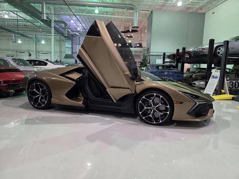 Used 2024 Lamborghini Revuelto AWD/4WD image 18