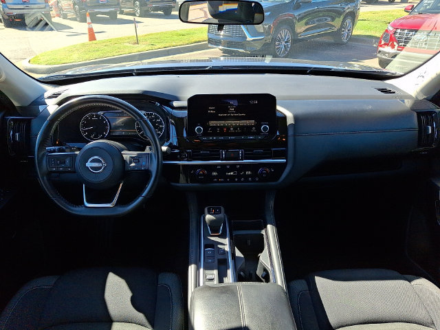 Used 2025 Nissan Pathfinder SV FWD image 11