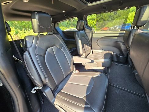 Used 2023 Chrysler Pacifica Touring-L w/ S Appearance Package FWD image 17