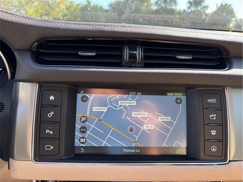 Used 2018 Jaguar XF Premium image 33