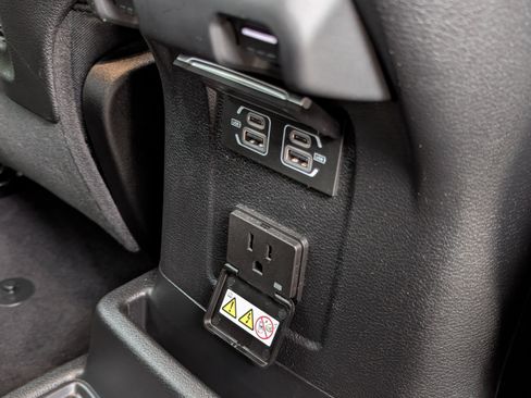 Used 2025 Jeep Wrangler Unlimited Rubicon AWD/4WD image 13