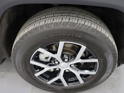 Used 2023 Jeep Grand Cherokee Limited image 3