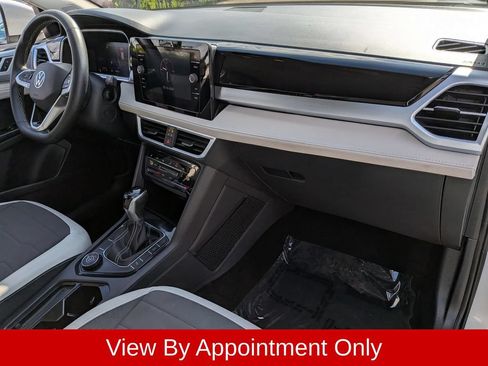 Used 2025 Volkswagen Taos SE AWD/4WD image 30
