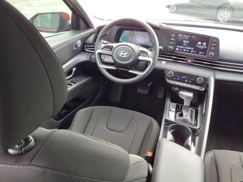 Used 2025 Hyundai Elantra Blue image 9