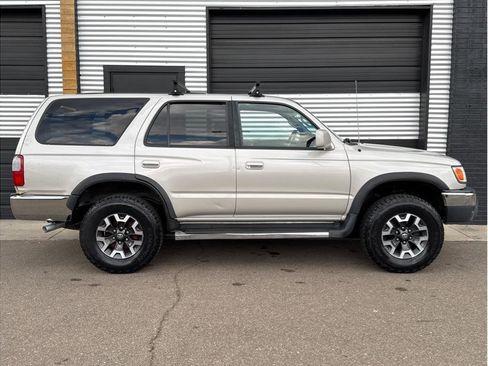 Used 2000 Toyota 4Runner SR5 image 10