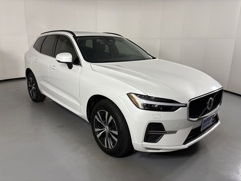 Used 2023 Volvo XC60 B5 Core image 2