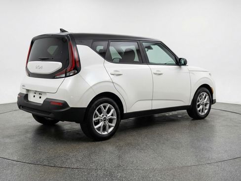 Used 2025 Kia Soul LX w/ LX Technology Package FWD image 9