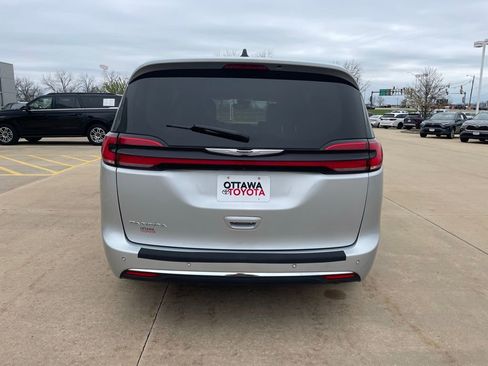 Used 2023 Chrysler Pacifica Touring-L FWD image 6