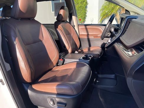 Used 2020 Toyota Sienna Limited image 25