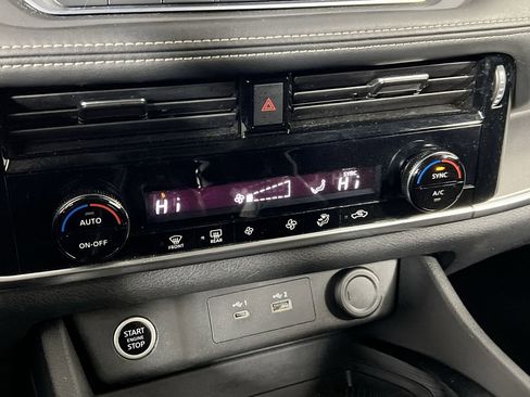 Used 2021 Nissan Rogue SV image 14