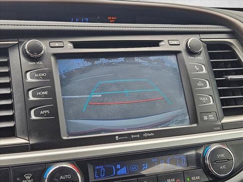 Used 2019 Toyota Highlander XLE FWD image 14