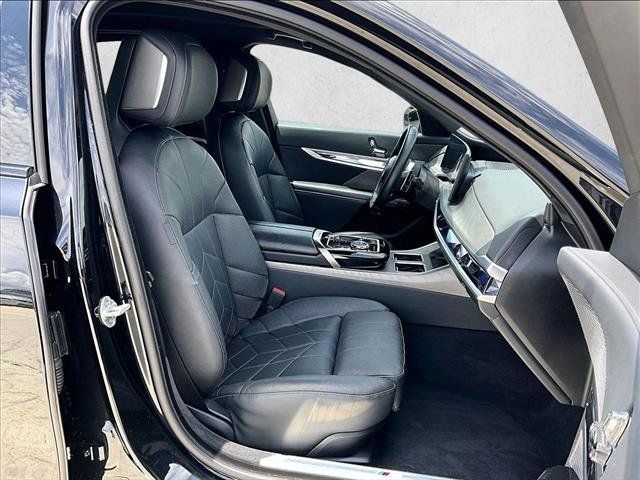 Used 2023 BMW 760i xDrive AWD/4WD image 9