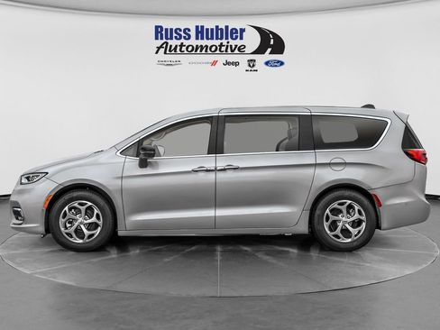 Used 2026 Chrysler Pacifica Pinnacle AWD/4WD image 3