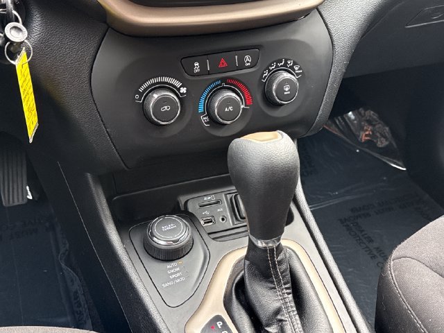 Used 2018 Jeep Cherokee Latitude AWD/4WD image 11