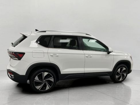 Used 2025 Volkswagen Taos SE AWD/4WD image 3