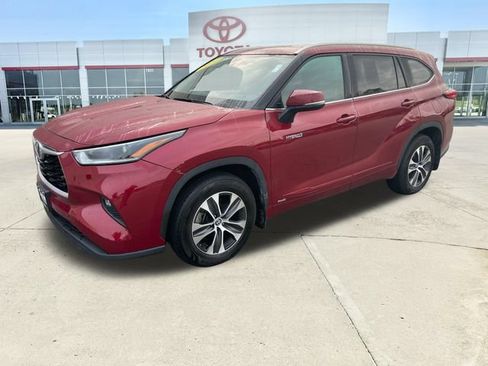 Used 2021 Toyota Highlander XLE w/ Protection Package #3 (TMS) AWD/4WD image 7