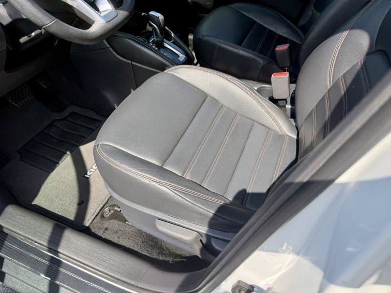 Used 2020 Nissan Kicks SR FWD image 12