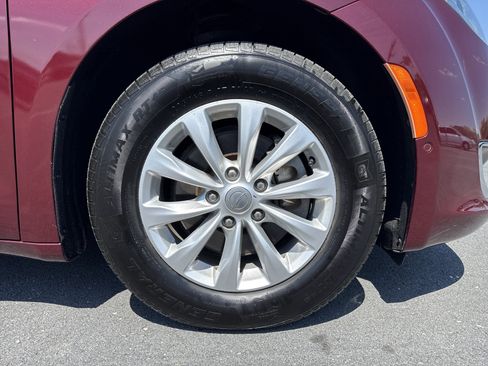 Used 2018 Chrysler Pacifica Touring-L w/ Advanced Safetytec Group image 33