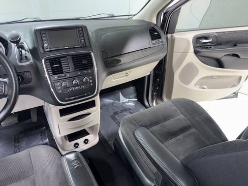 Used 2018 Dodge Grand Caravan SE w/ UConnect Hands-Free Group image 21