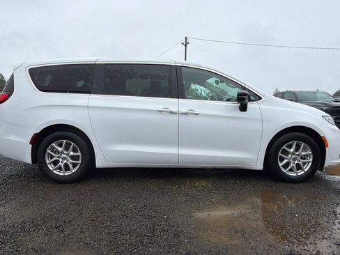Used 2024 Chrysler Pacifica Touring-L image 3