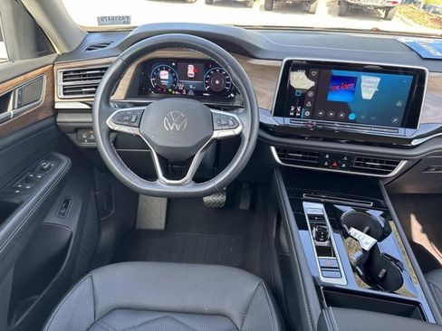 Used 2025 Volkswagen Atlas SE image 23