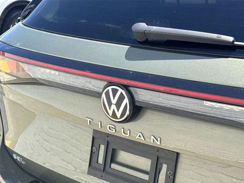 Used 2025 Volkswagen Tiguan SEL R-Line AWD/4WD image 10