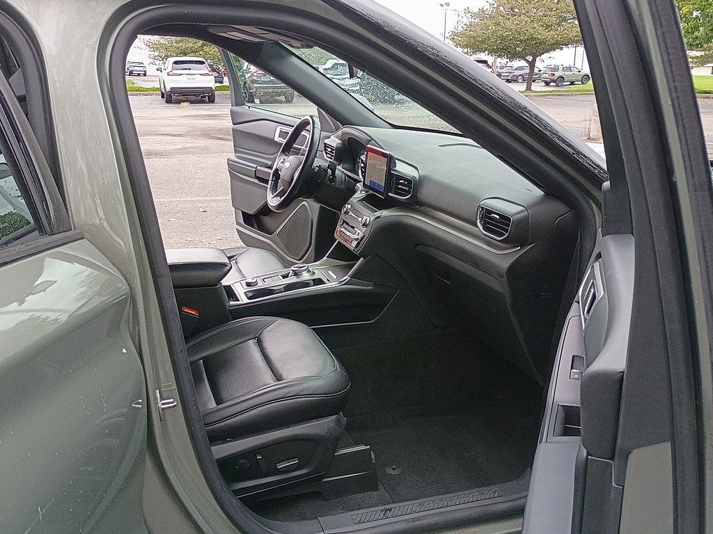 Used 2020 Ford Explorer XLT w/ Equipment Group 202A AWD/4WD image 17
