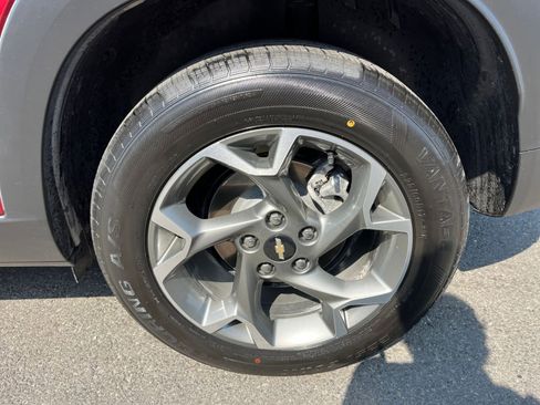 Used 2025 Chevrolet Trax LT FWD image 30