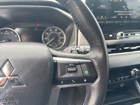 Used 2025 Mitsubishi Outlander SE FWD image 14