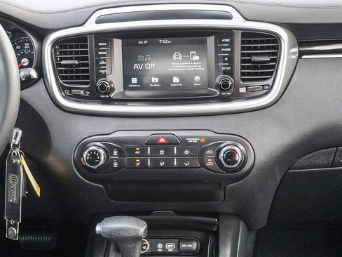 Used 2019 Kia Sorento FWD image 16