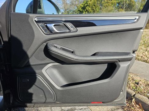 Used 2018 Porsche Macan image 17