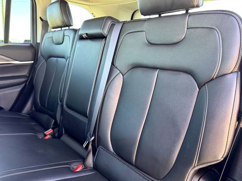 Used 2023 Jeep Grand Cherokee Limited w/ Black Appearance Package image 16