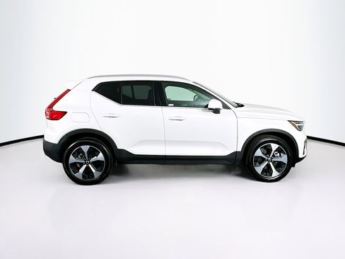 Used 2025 Volvo XC40 B5 Plus image 10