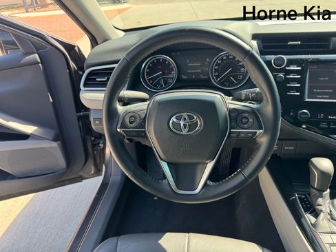Used 2018 Toyota Camry XLE FWD image 16