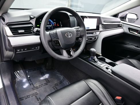 Used 2025 Toyota Camry LE w/ Convenience Package image 13