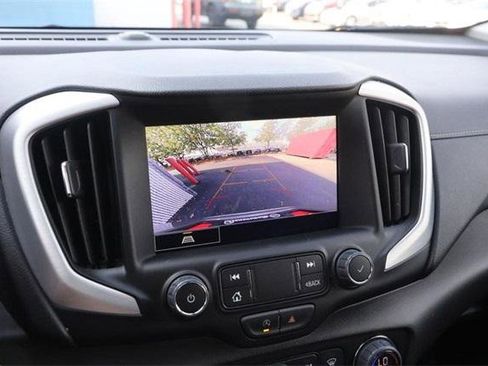 Used 2024 GMC Terrain SLT image 17