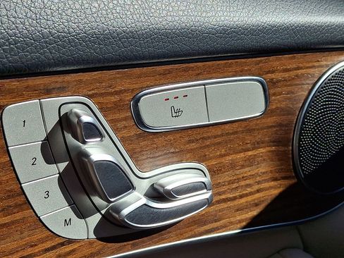 Used 2021 Mercedes-Benz GLC 300 4MATIC image 23