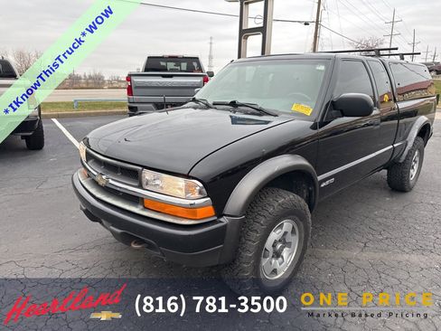 Used 2000 Chevrolet S10 Pickup LS w/ Preferred Equipment Group image 3