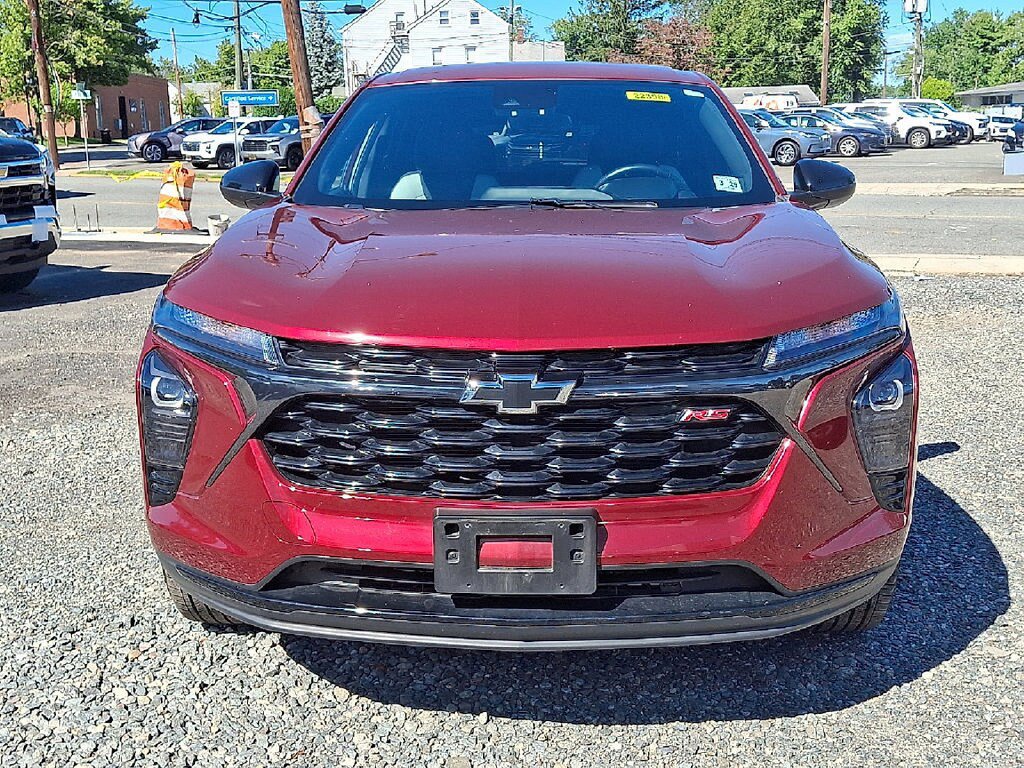 Used 2024 Chevrolet Trax RS w/ Driver Confidence Package FWD image 2
