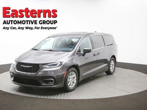 Used 2023 Chrysler Pacifica Touring-L image 54
