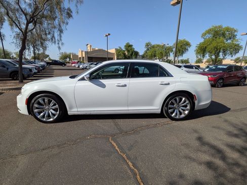 Used 2018 Chrysler 300 Touring w/ Chrome Appearance Package RWD image 9