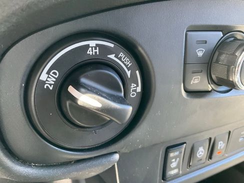 Used 2022 Nissan Frontier SV AWD/4WD image 26