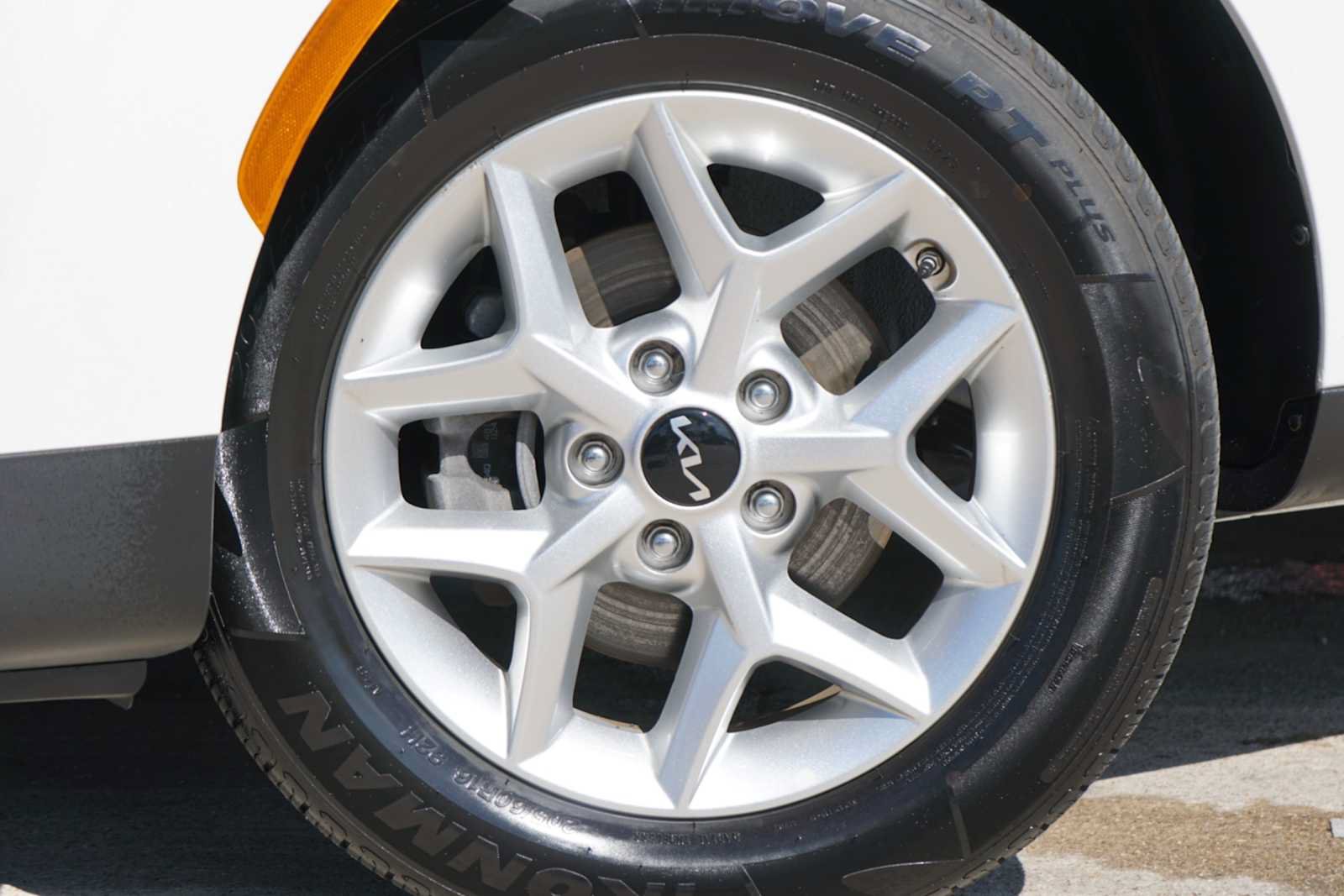 Used 2025 Kia Soul LX w/ LX Technology Package FWD image 2