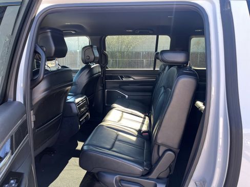 Used 2024 Jeep Wagoneer L Series II image 16