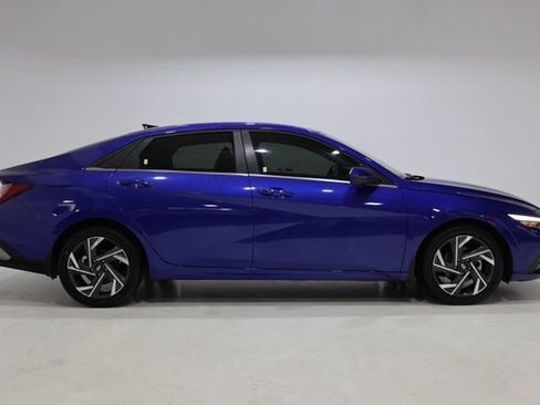 Used 2025 Hyundai Elantra SEL FWD image 3