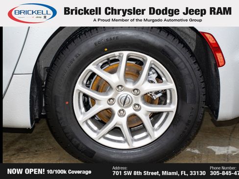 Used 2024 Chrysler Pacifica Touring-L FWD image 37