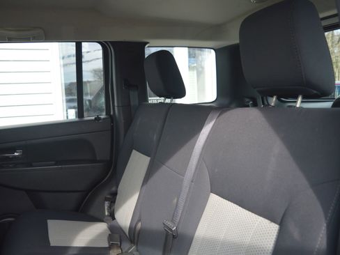 Used 2010 Jeep Liberty Sport image 15