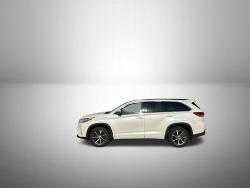Used 2017 Toyota Highlander XLE AWD/4WD image 2