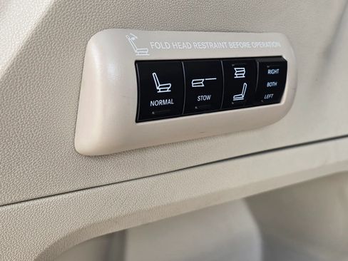 Used 2016 Chrysler Town & Country Limited FWD image 12